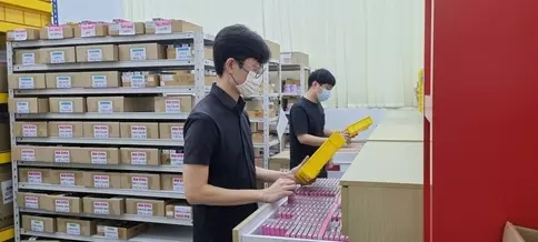 Order picking on the AOS warehouse floor
